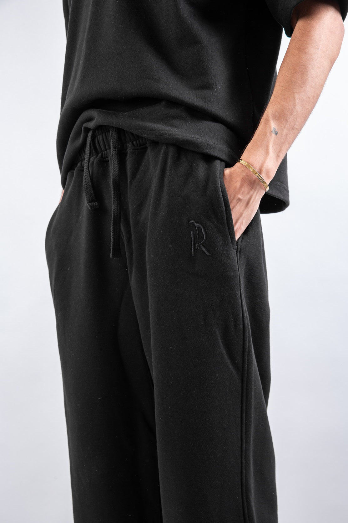 Loose Drawstring Sweatpants & Chill Sleeve T-shirt Black Set